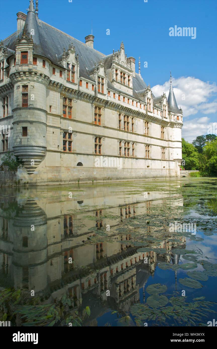 Castello rinascimentale d'Azay le Rideau e il fossato si basano su un'isola del fiume Indre nel 1518 nella Valle della Loira in Francia Foto Stock