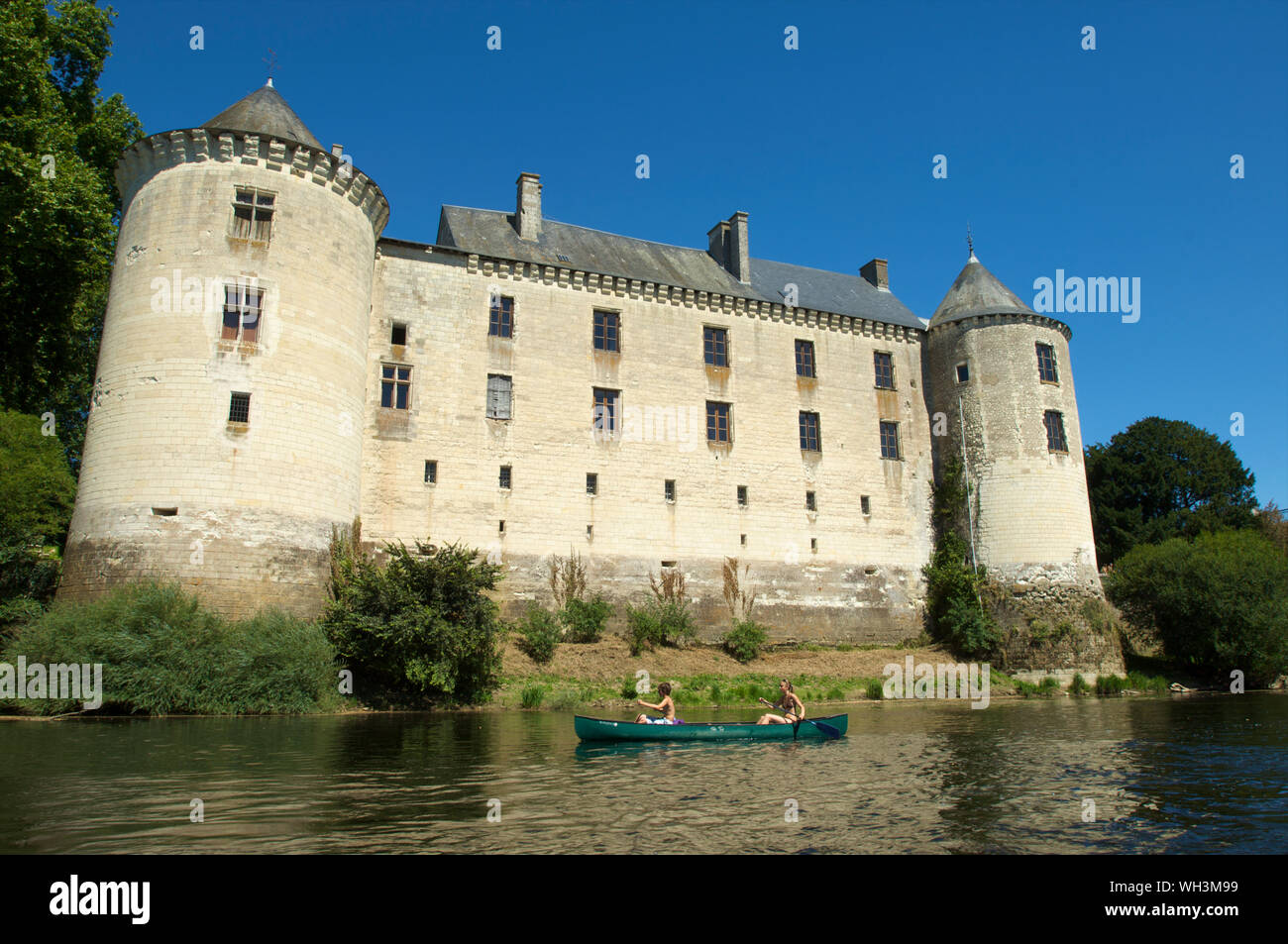 Il Chateau de La Guerche con due bambini in un kayak sul fiume La Creuse in Indre e della Valle della Loira, Francia Foto Stock