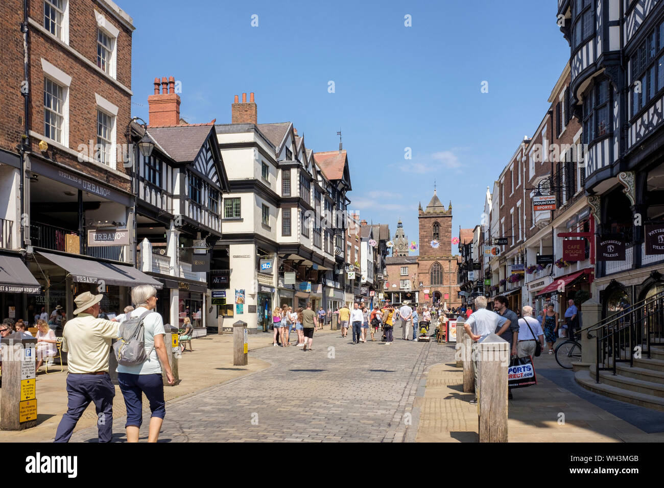 Chester righe e scene di strada con acquirenti in area pedonale del centro storico della città in estate. Bridge Street, Chester, Cheshire, Inghilterra, Regno Unito, Gran Bretagna Foto Stock