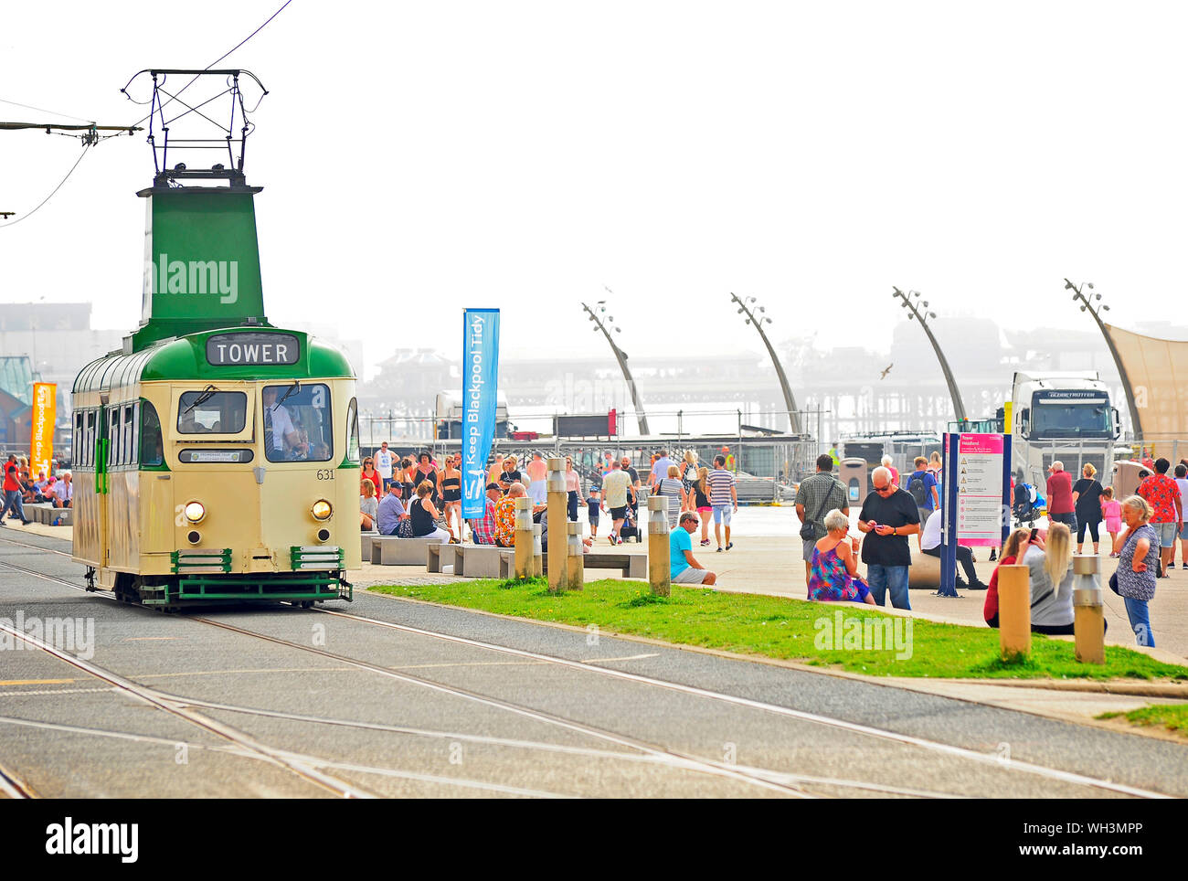 Blackpool heritage tours il tram 631 su un affollato lungomare di Blackpool in estate Foto Stock