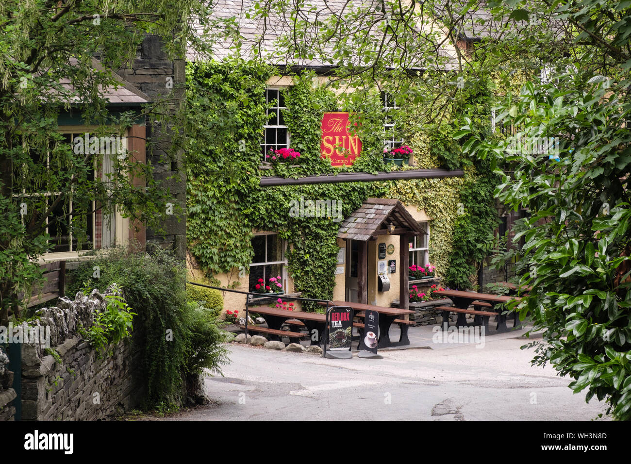Una tranquilla stradina che conduce al Sun Inn storico pub e hotel. Coniston, Cumbria, Regno Unito, Gran Bretagna Foto Stock