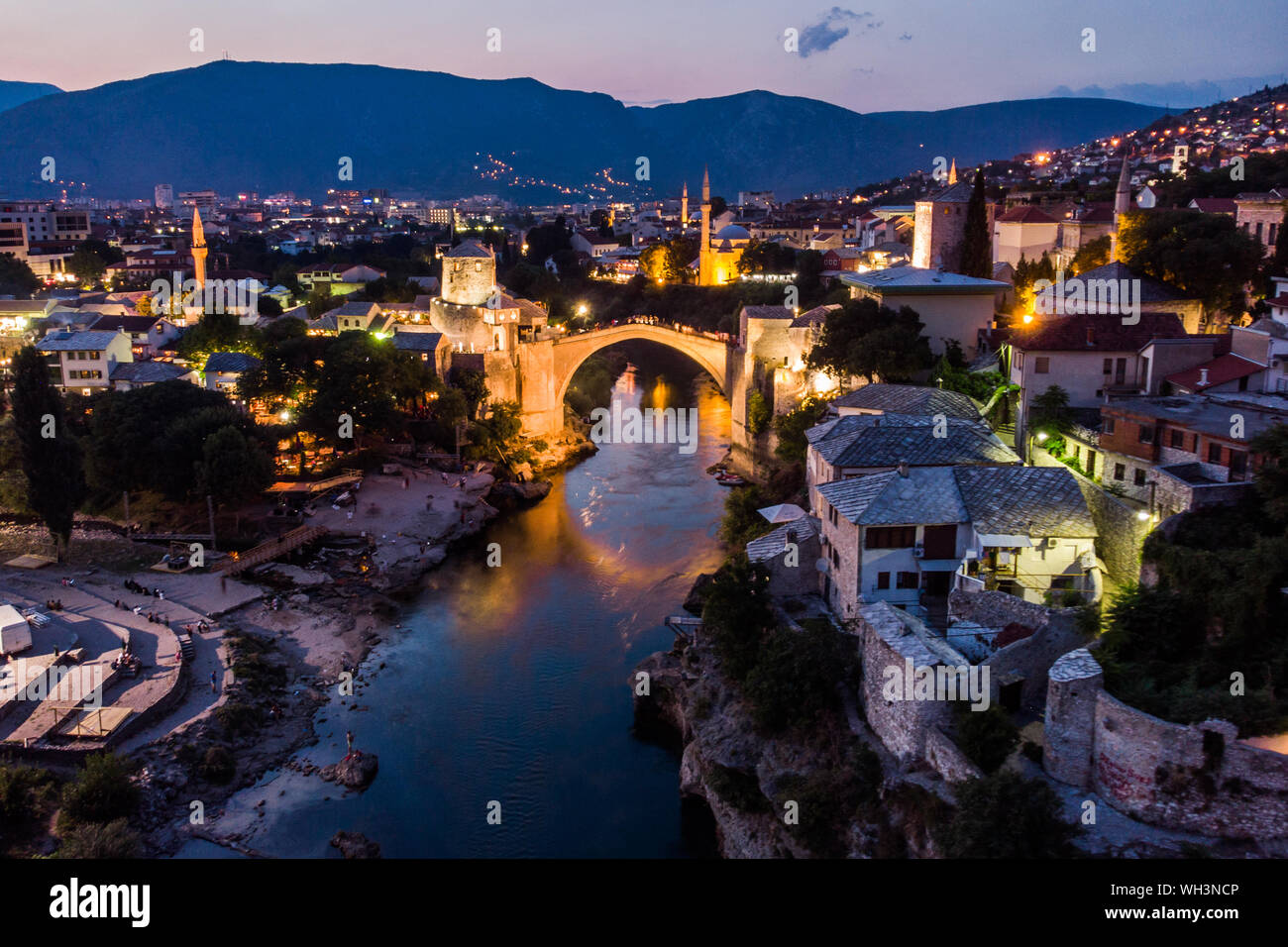 Ponte Vecchio - Stari most di notte nella città di Mostar in Bosnia ed Erzegovina, costruito nel XVI secolo dall'impero ottomano Foto Stock