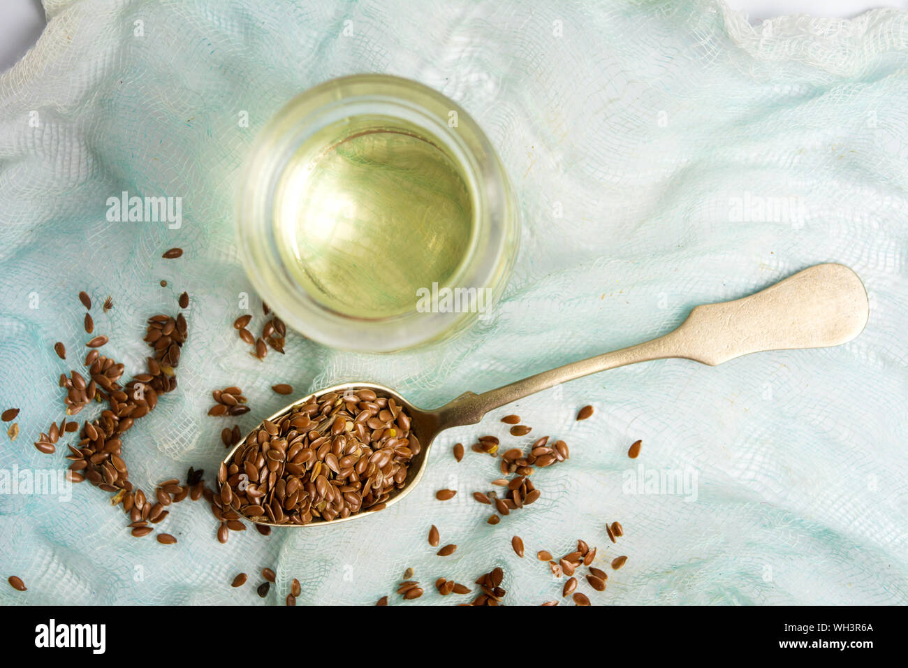 Lino semi di lino Olio essenziale in una bottiglia Foto Stock
