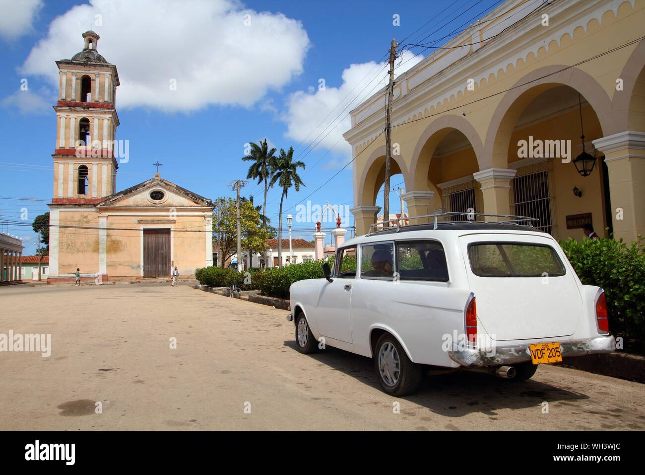 REMEDIOS, CUBA - Febbraio 20, 2011: vecchia vettura americana in Remedios, Cuba. Cuba ha uno dei più bassi auto pro-capite le tariffe (42 per ogni mille persone nel 2015). Foto Stock