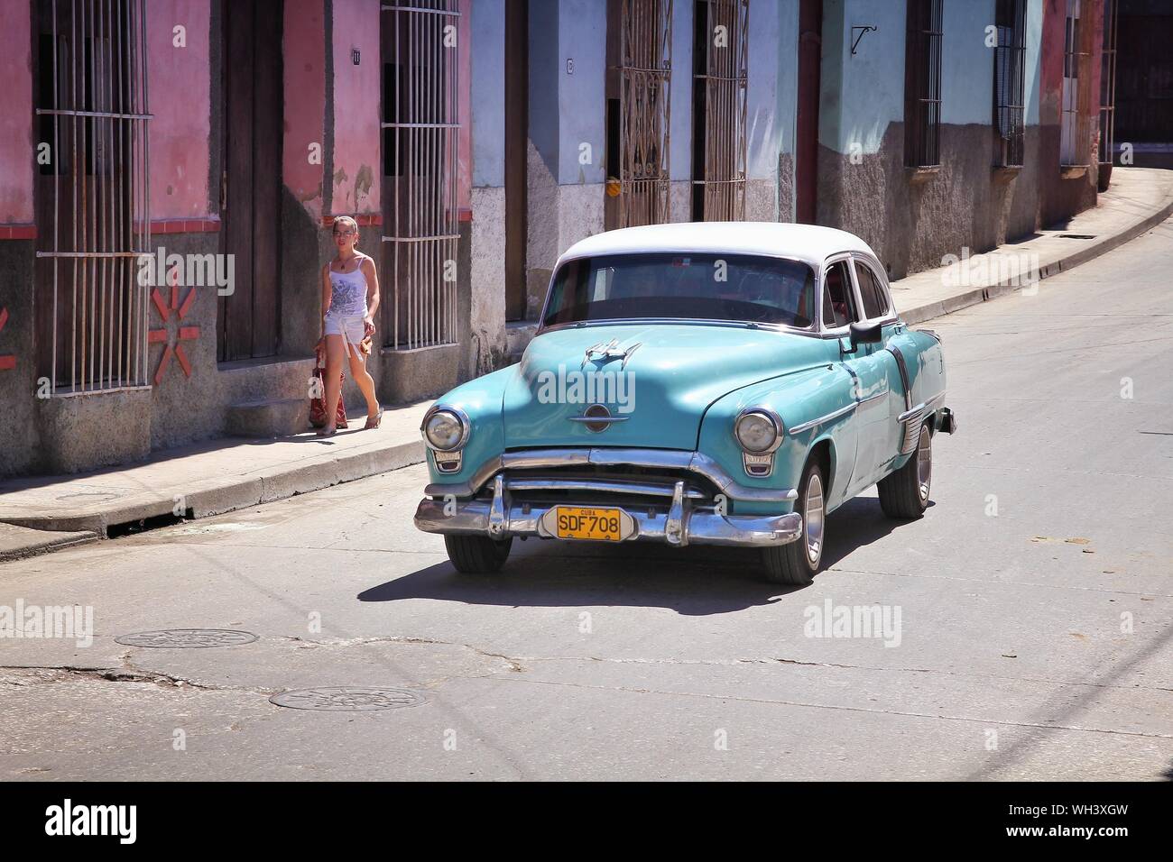 SANCTI SPIRITUS, CUBA - Febbraio 7, 2011: la gente guida un 'yank cisterna " oldtimer auto in Sancti Spiritus. Cuba ha uno dei più bassi veicolo pro capite le tariffe Foto Stock