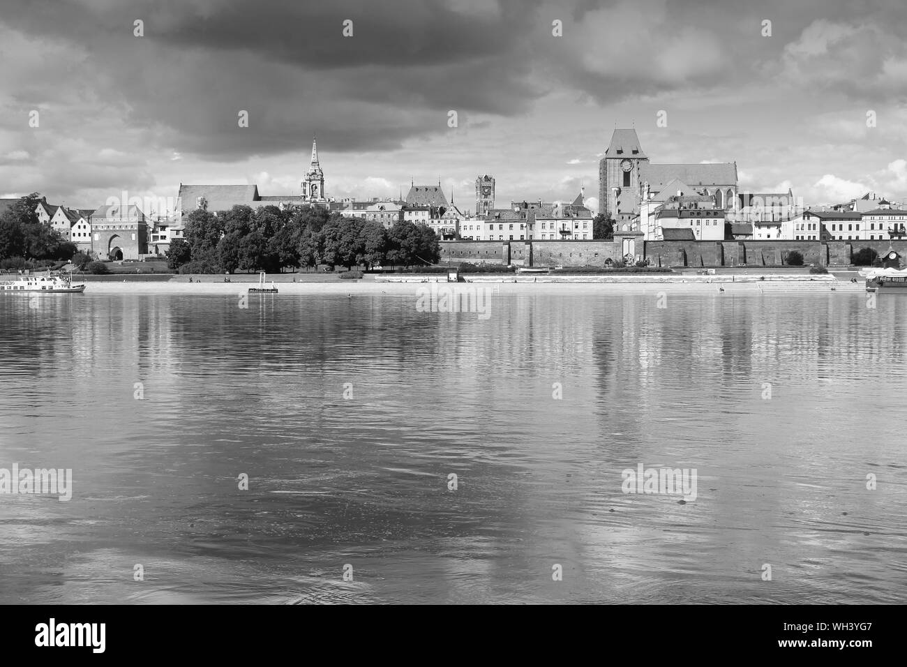 Polonia - Torun, città divisa dal fiume Vistola tra Pomerania e Kuyavia regioni. Il centro medievale della città vecchia è un sito Patrimonio Mondiale dell'UNESCO. Nero e Foto Stock