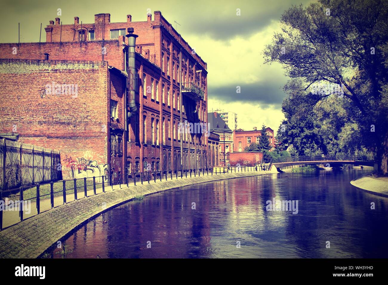 Polonia - Bydgoszcz, città in Kuyavia (Kujawy) regione. Vecchia fabbrica in acqua canal borough chiamato Bydgoszcz Venezia. Croce trasformati retrò stile di colore. Foto Stock