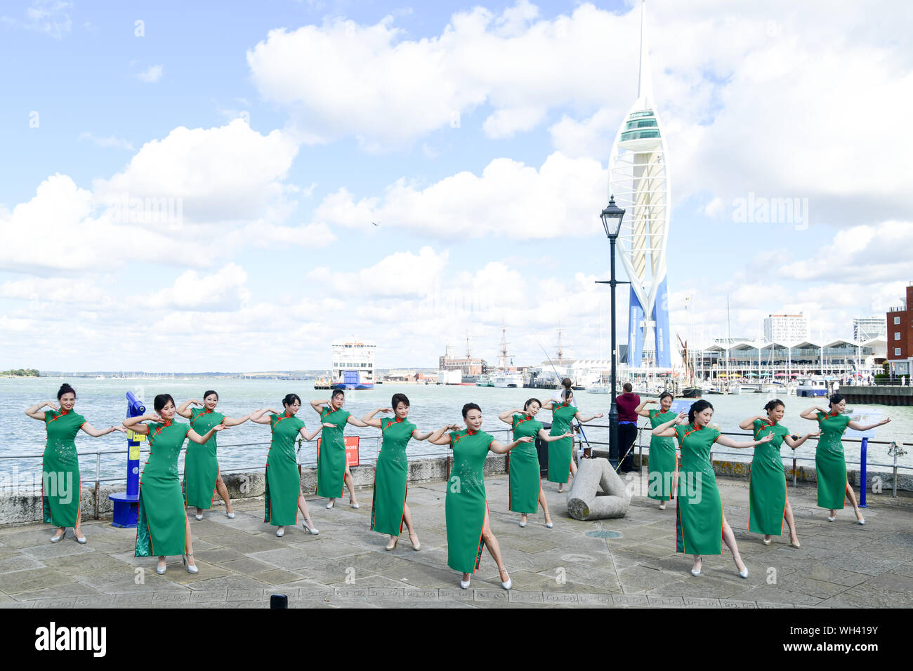 Portsmouth, Regno Unito. 1 Sep, 2019. La terraferma cinese cantando insieme io amo il mio paese (我爱我的国家) Il vestito China-Britain Art Festival e la celebrazione della Grande Cina settantesimo anniversario 2019. Un 'Qipao' Flash relè torcia ha cominciato a Portsmouth. La terraferma cinese in 28 contee e città di tutta la Gran Bretagna parteciperà in migliaia di cheongsams e fine a Londra il 28 settembre 2019, UK. Credito: Picture Capital/Alamy Live News Foto Stock