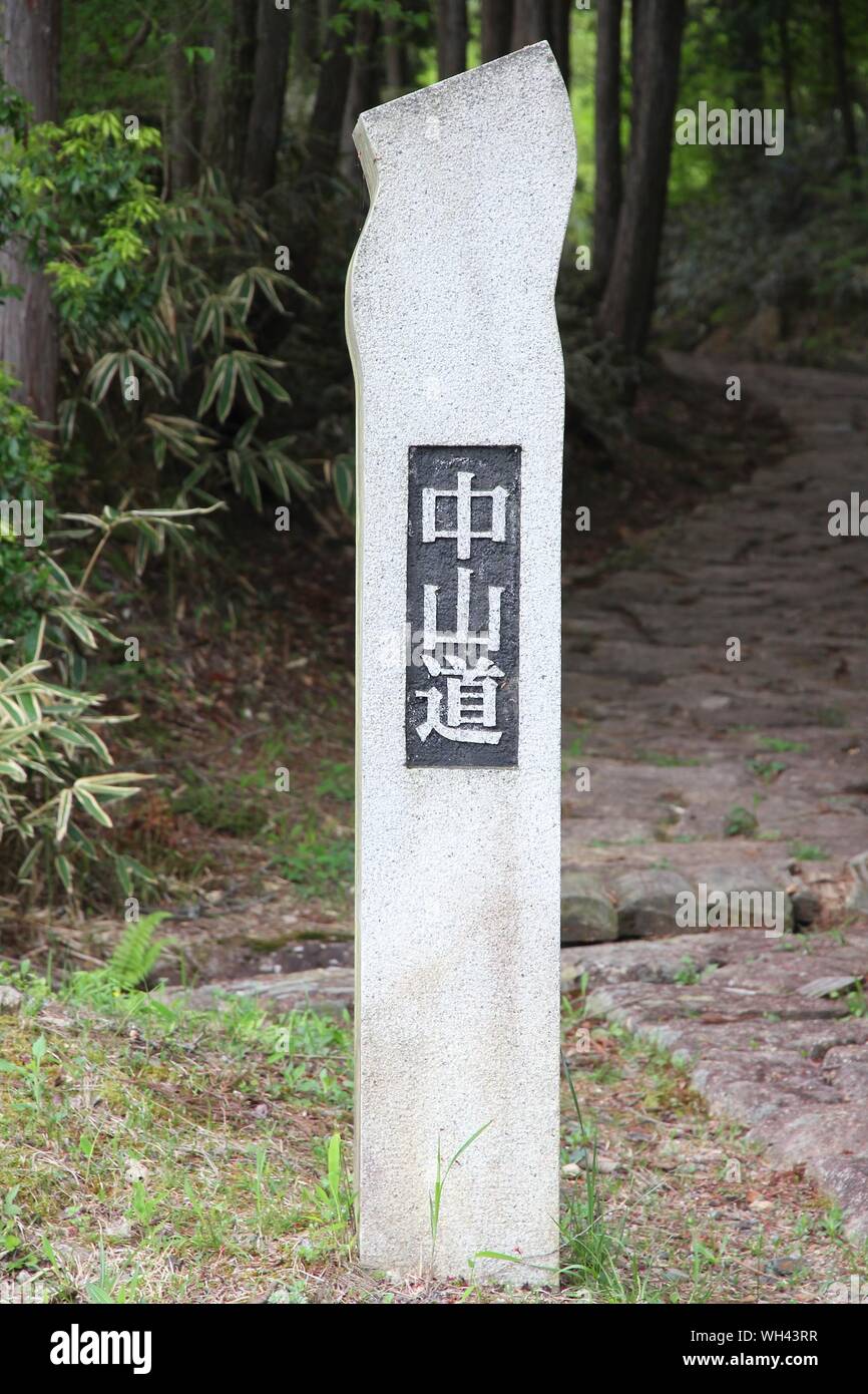Giappone Nakasendo segnavia nei pressi di Magome. Storico percorso di viaggio di centinaia di anni. Foto Stock