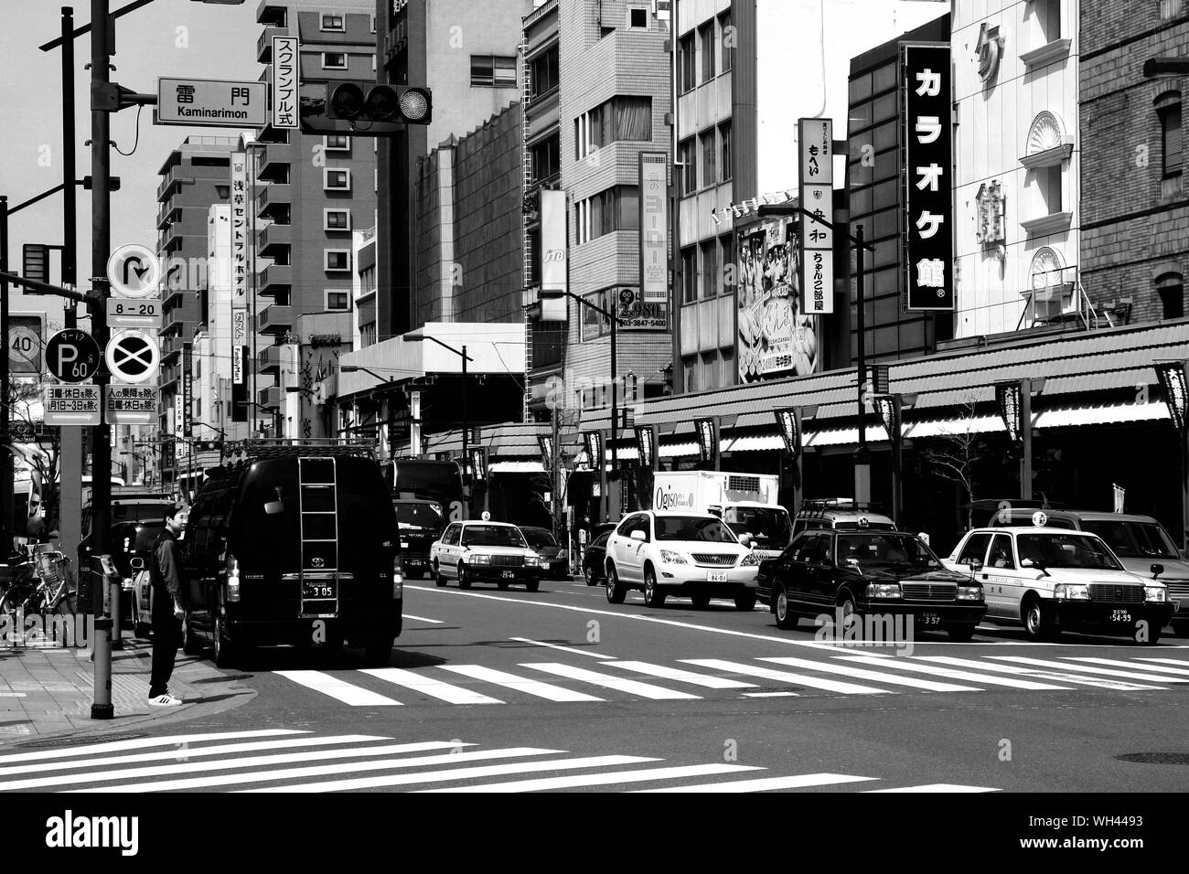 TOKYO, Giappone - 13 Aprile 2012: uomo attraversa Street nel quartiere di Asakusa, Tokyo. Asakusa è uno dei più antichi quartieri di Tokyo, la città capitale e ampia Foto Stock