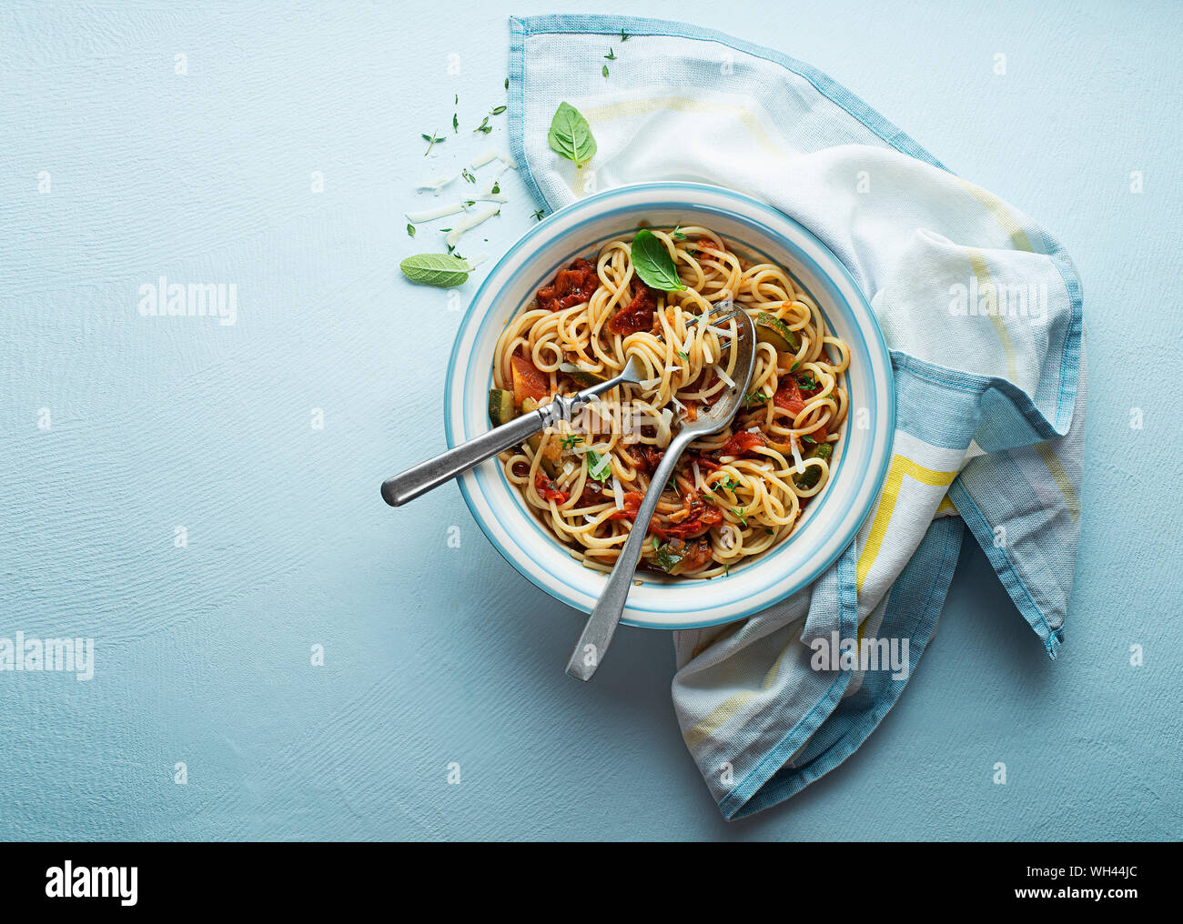 Gustosi piatti appetitosi italiano classico spaghetti con sugo di pomodoro e formaggio parmigiano e basilico sulla piastra. Vista da sopra, orizzontale Foto Stock
