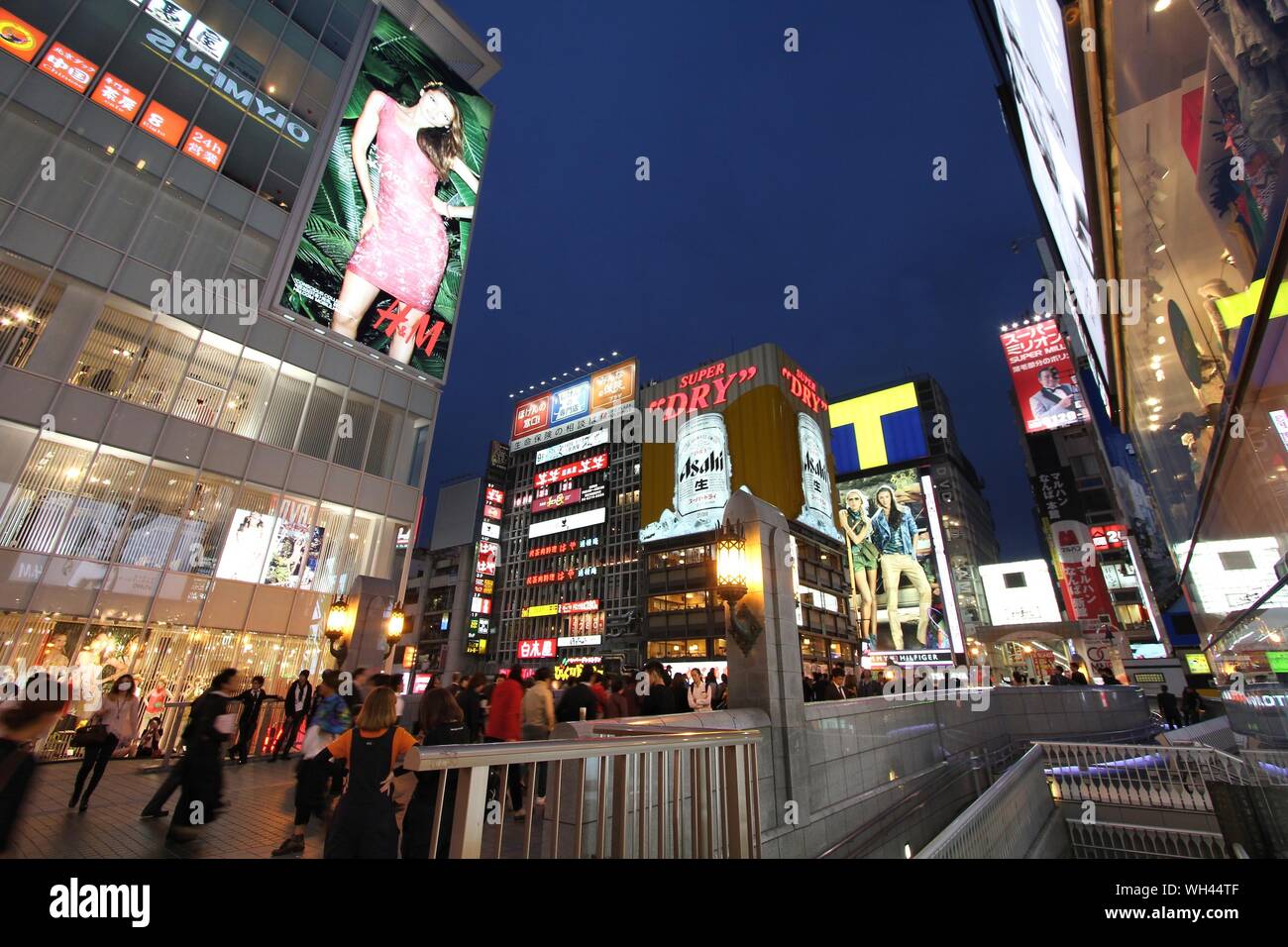 OSAKA, Giappone - 25 Aprile 2012: Shoppers visita area Shinsaibashi di Osaka, in Giappone. Osaka in Giappone è il terzo più grande città dalla popolazione con 18 milioni peopl Foto Stock