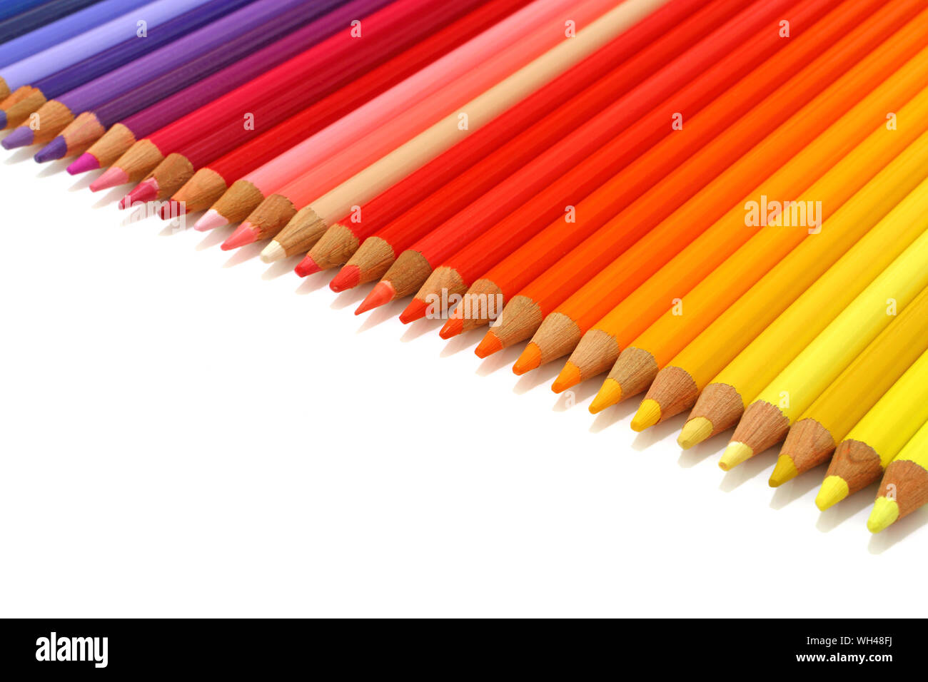 Crayons de couleur rentrée scolaire isolé fond blanc Foto Stock
