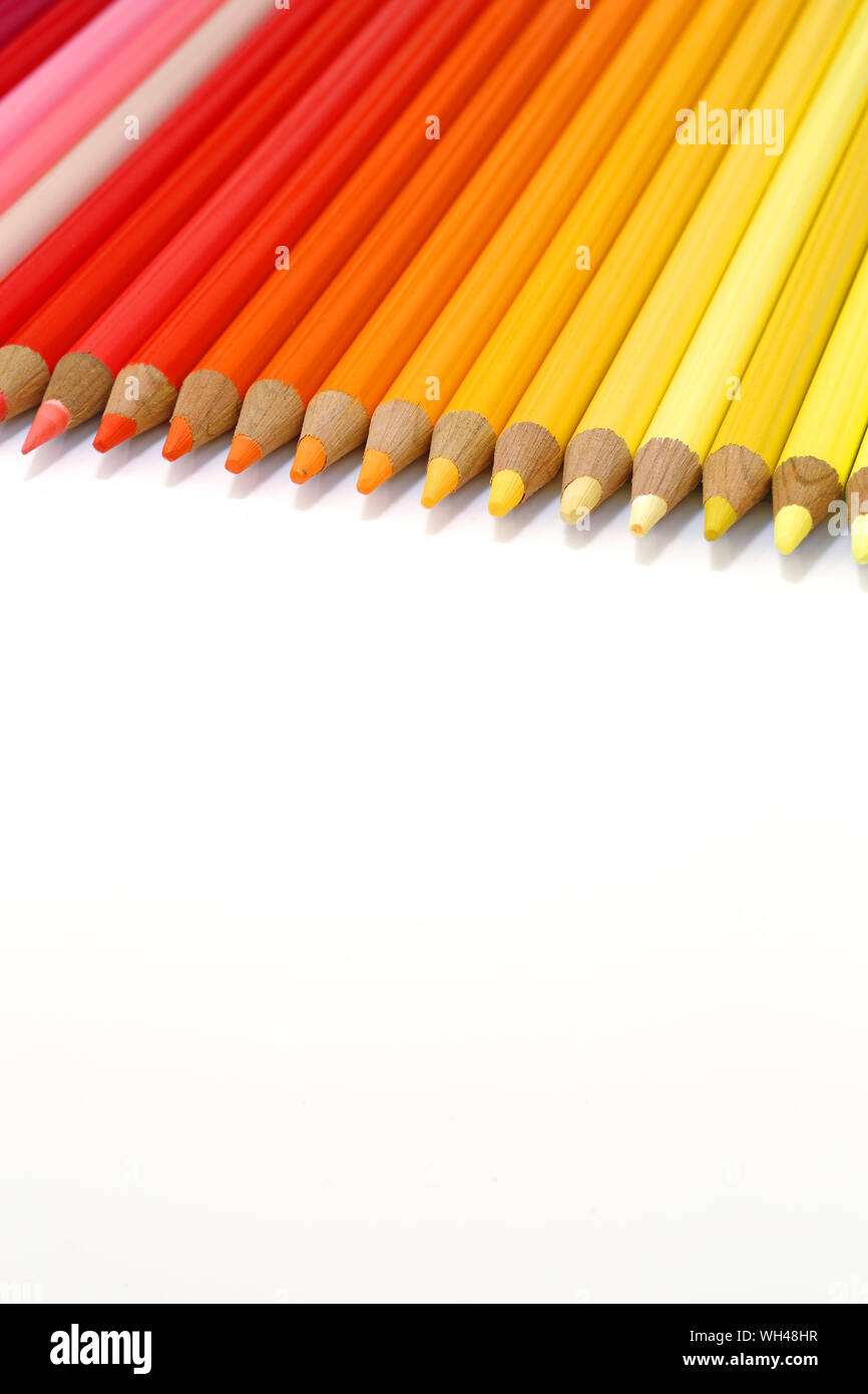 Crayons de couleur rentrée scolaire isolé fond blanc Foto Stock