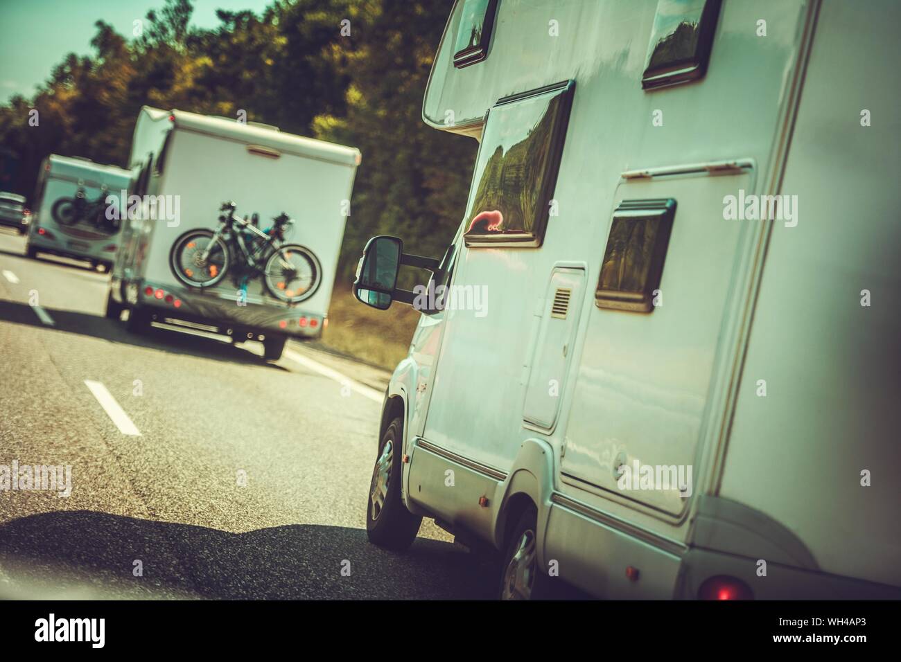 Camper traffico. Molti RV veicoli ricreativi sulla stessa strada. Estate vacanze in una casa a motore. Foto Stock