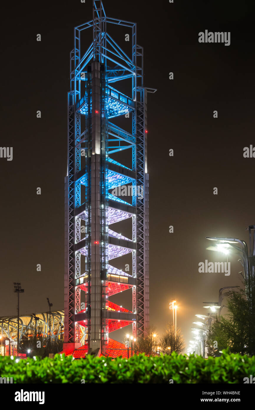 Editoriale: Pechino, Cina, 5 Aprile 2019 - torre televisiva in rosso l'illuminazione notturna sul sito olimpico di Pechino Foto Stock