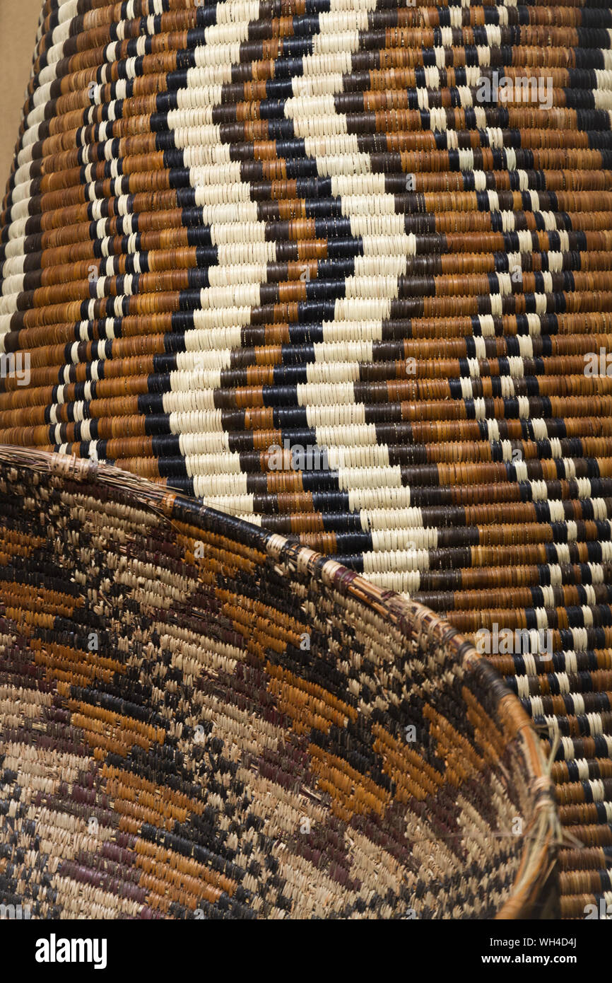 In vimini africana con motivi a zig-zag. Localmente tessuto cesti dalla regione di Chobe; Zambesi (Caprivi Strip), Namibia. Foto Stock