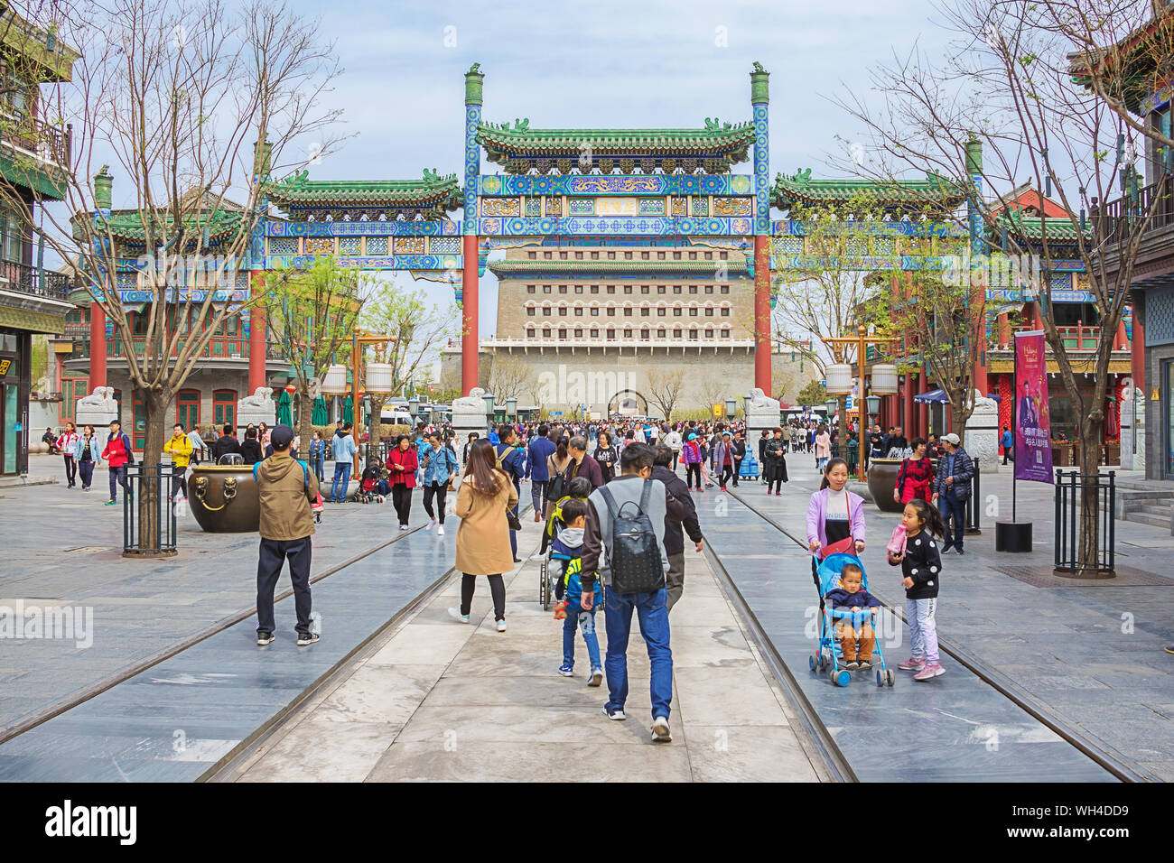 Editoriale: Pechino, Cina, 6 Aprile 2019 - Porta Zhengyang alla fine di Qianmen San vicino hutong di Pechino Foto Stock