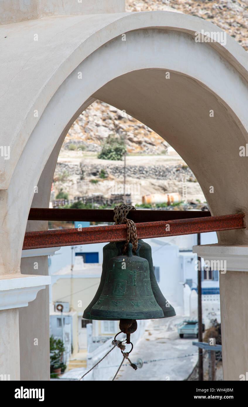 Una vista ravvicinata di una delle campane nella torre della chiesa di Agios Spyridonas Foto Stock