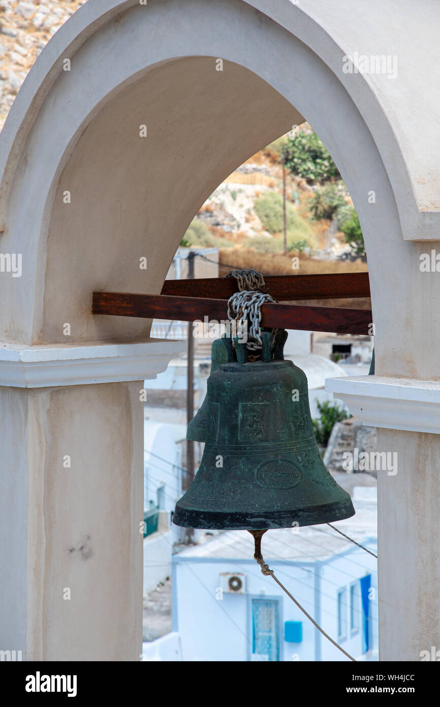 Una vista ravvicinata di una delle campane nella torre della chiesa di Agios Spyridonas Foto Stock