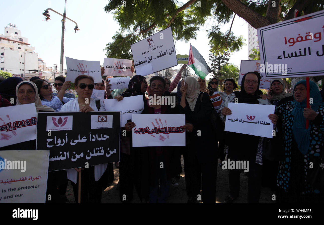 La città di Gaza, Striscia di Gaza, Territori palestinesi. 2 Sep, 2019. Le donne palestinesi prendere parte a una protesta circa la questione della morte di Ghareeb Israa di Gaza City il 2 settembre 2019. La morte di una giovane donna palestinese in Cisgiordania ha suscitato indignazione diffusa in tutto il Medio Oriente in mezzo alle accuse che è niente ma un altro caso di cosiddetto onore uccidendo Credito: Mahmoud Ajjour APA/images/ZUMA filo/Alamy Live News Foto Stock