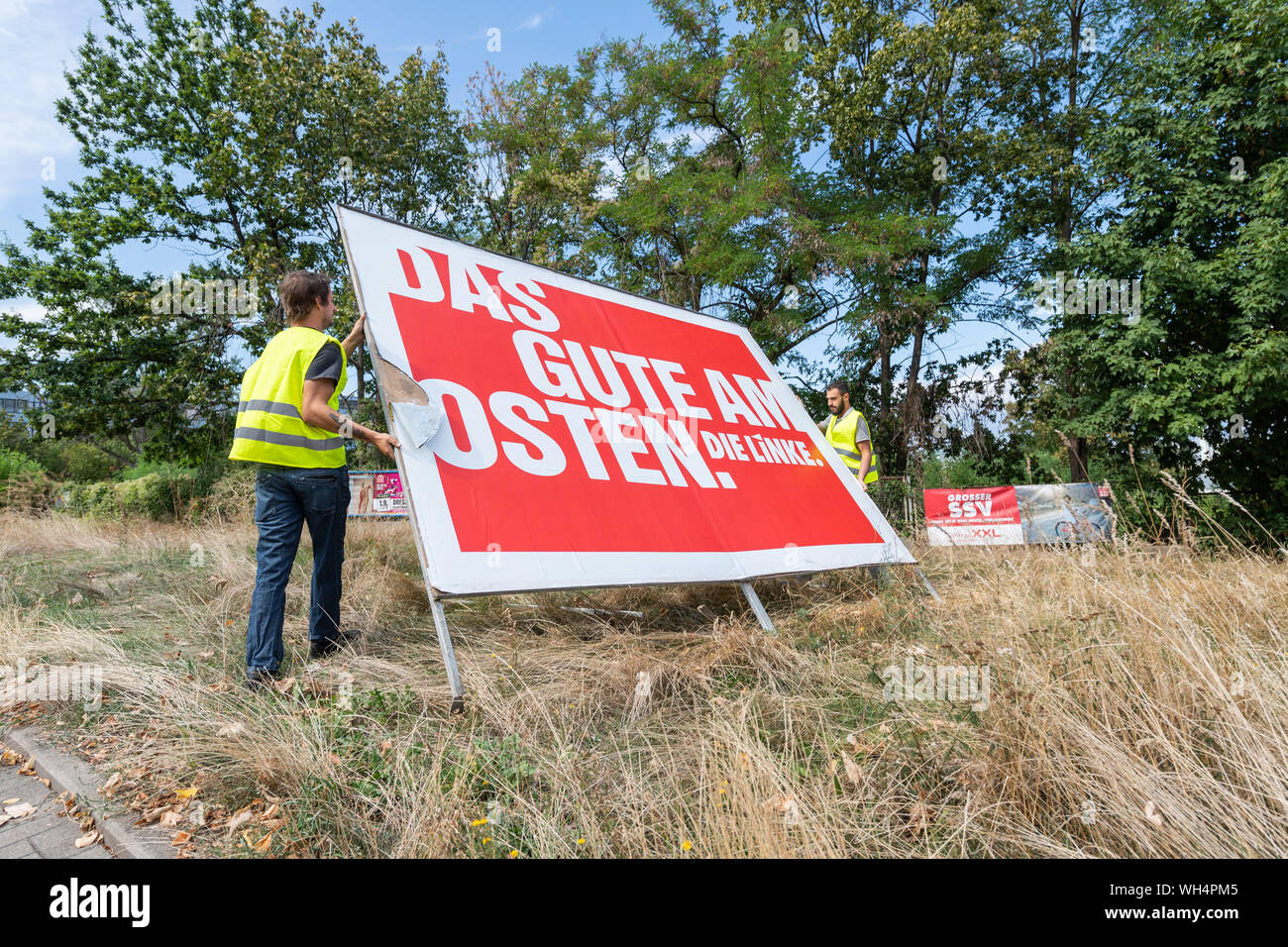 Dresden, Germania. 02Sep, 2019. Dopo le elezioni di stato, lavoratori smontare un cartellone elettorale del partito di sinistra. Credito: Robert Michael/dpa-Zentralbild/dpa/Alamy Live News Foto Stock
