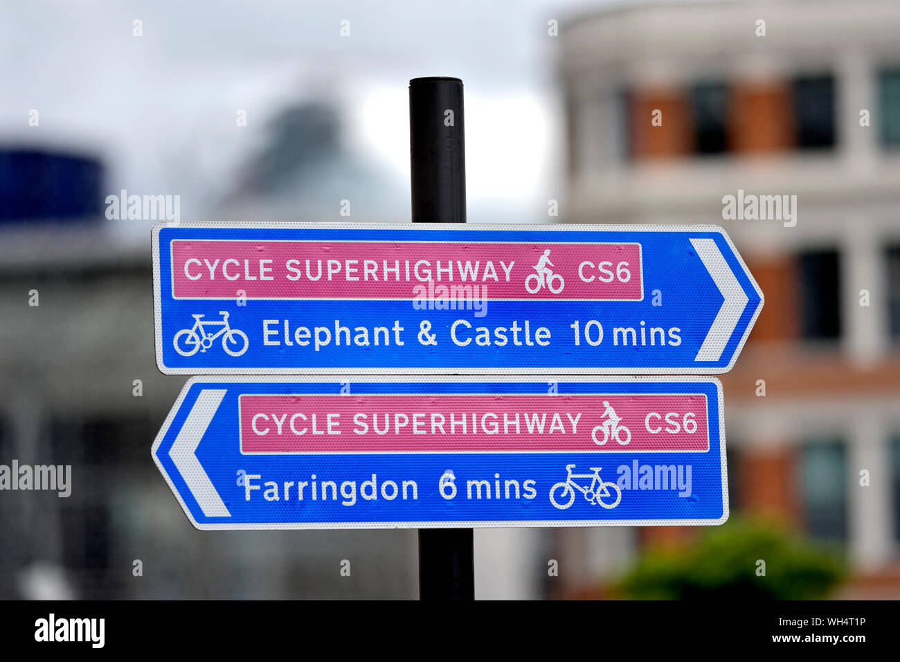 Londra, Inghilterra, Regno Unito. Il superhighway di ciclo di segno - CS6, Elephand e Castello di Farringdon Foto Stock