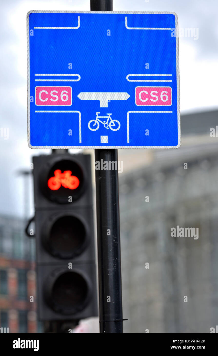 Londra, Inghilterra, Regno Unito. Il superhighway di ciclo di segno - CS6, Elephand e Castello di Farringdon Foto Stock