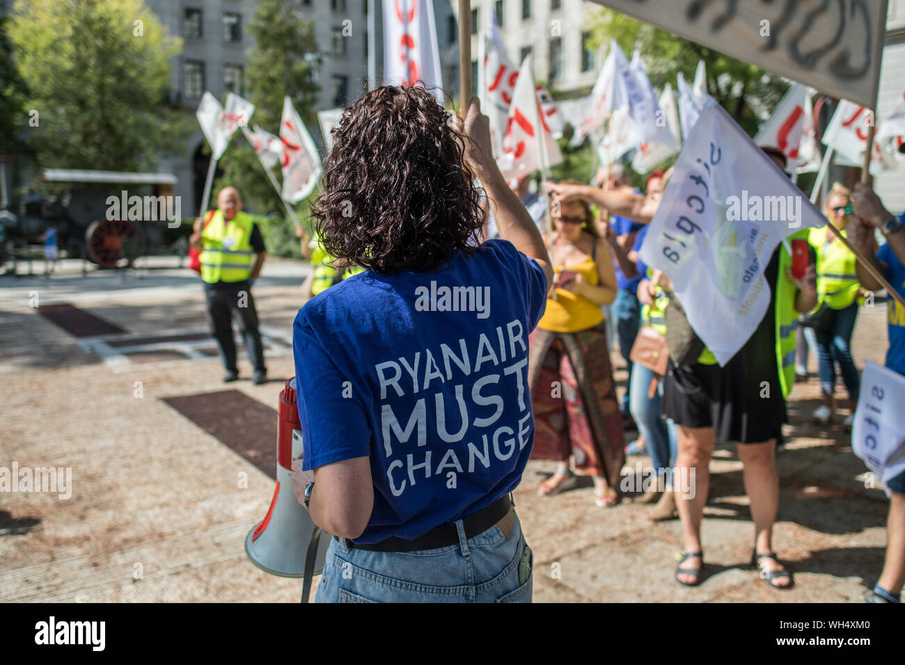 Madrid, Spagna. Il 2 settembre 2019. Ryanair cabin crew lavoratori protestando durante il secondo giorno di sciopero chiamato da sindacati e Sictpla OSU contro la chiusura di quattro delle basi aeree in Spagna (Tenerife Sur, Lanzarote, Gran Canaria e Girona). Credito: Marcos del Mazo/Alamy Live News Foto Stock