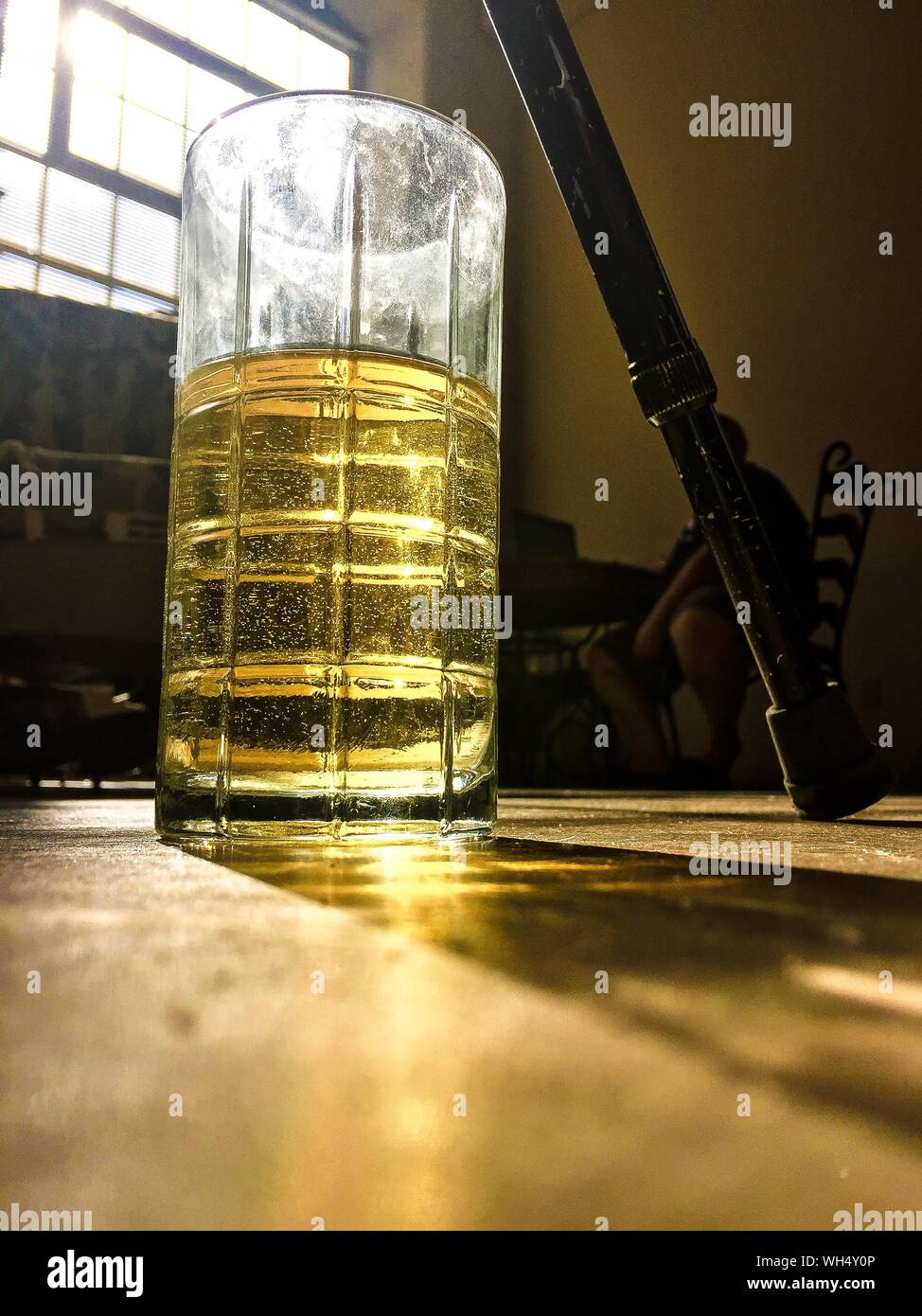 Bicchiere con la birra sul pavimento Foto stock - Alamy