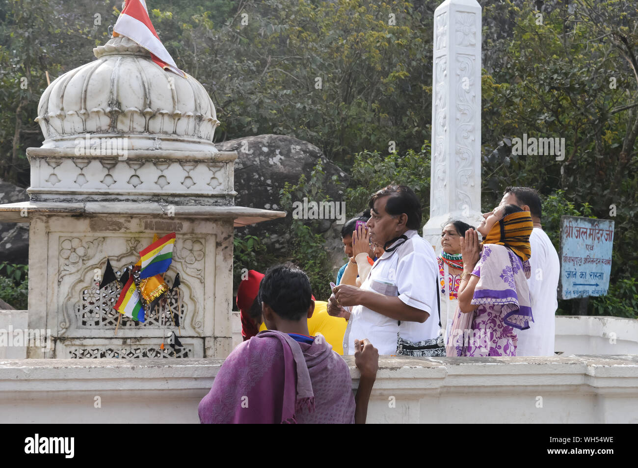 Parasnath, nello stato del Jharkhand, India Maggio 2018 - Indù pellegrini Jain seguaci persone meditando e rendendo i religiosi offerta al tempio Shikharji Hill. Un Jhark Foto Stock