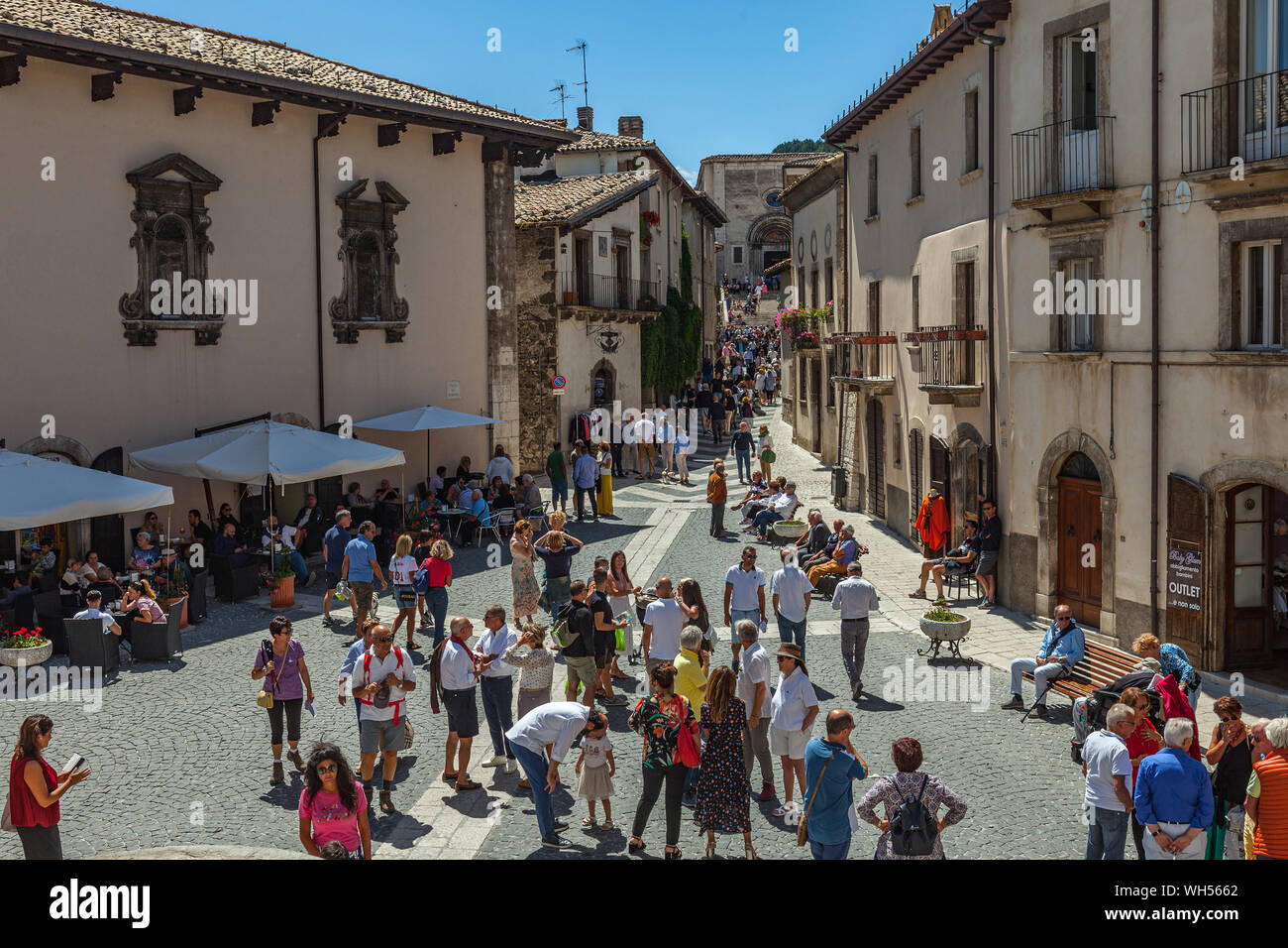 I turisti a Pescocostanzo, meraviglioso villaggio di montagna in Appennino abruzzese Foto Stock