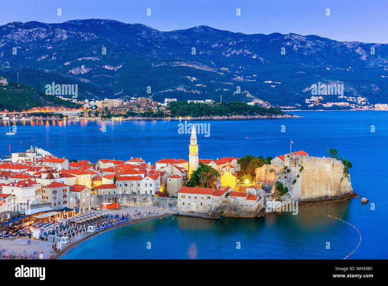 Budva, Montenegro. Vista panoramica della città vecchia di sera. Foto Stock