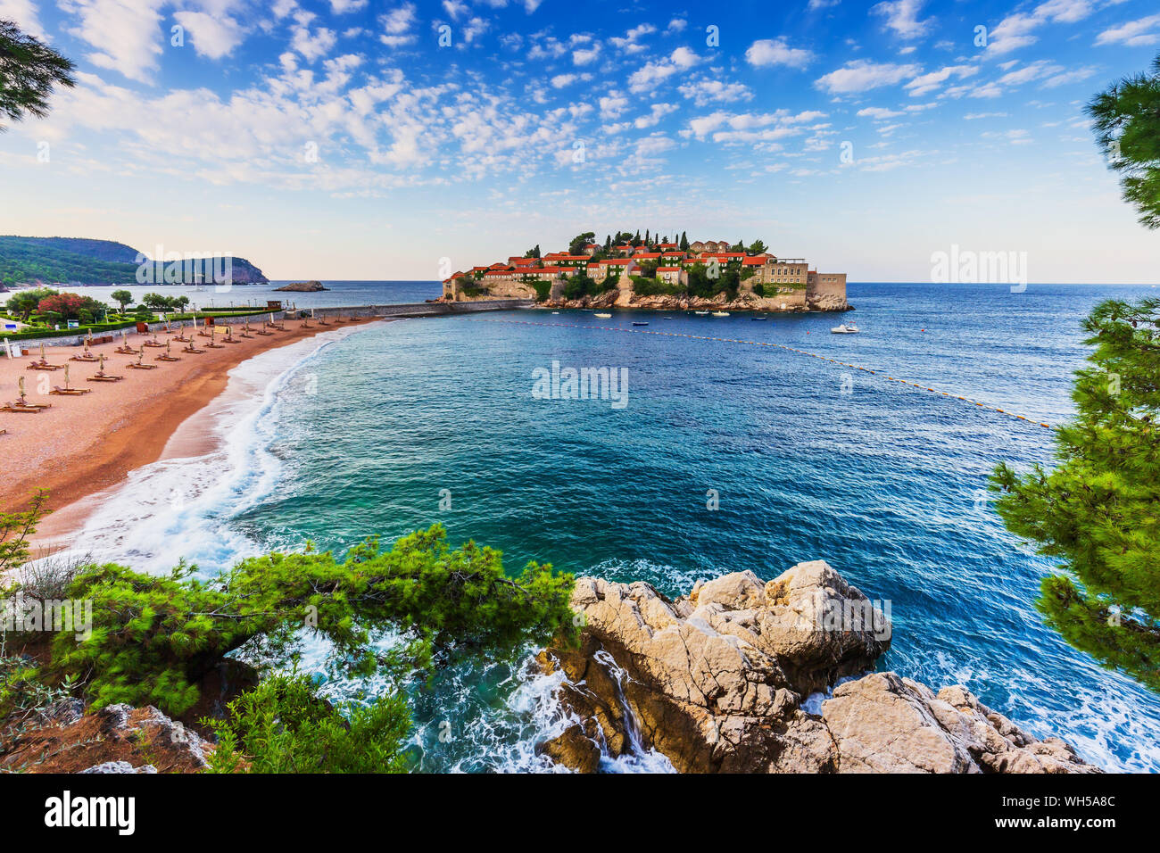 Sveti Stefan, Montenegro. Il vecchio centro storico e resort sull'isola. Foto Stock