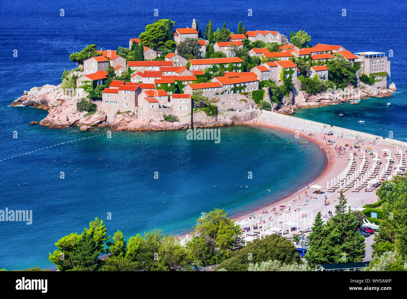 Sveti Stefan, Montenegro. Il vecchio centro storico e resort sull'isola. Foto Stock