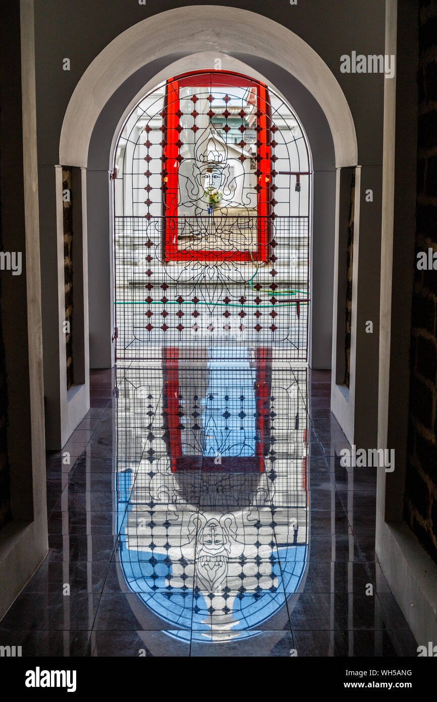 All'interno della colonna geometria di Loha Prasat al Wat Ratchanatdaram, tempio buddista (wat) a Bangkok, in Thailandia Foto Stock