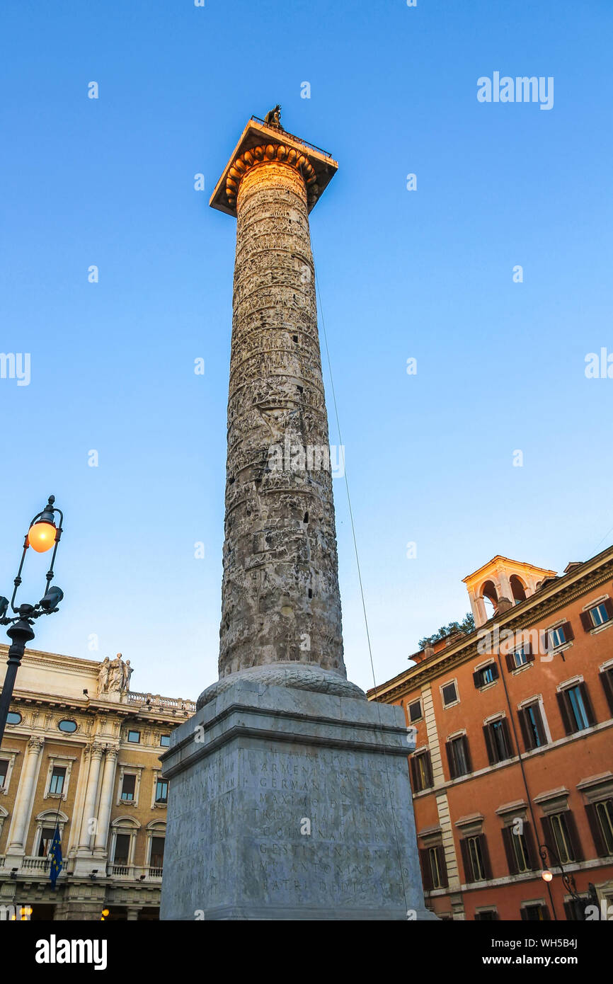 Vista sulle antiche rovine di Marco Aurelio in Piazza Colonna roma, Italia in una giornata di sole. Foto Stock