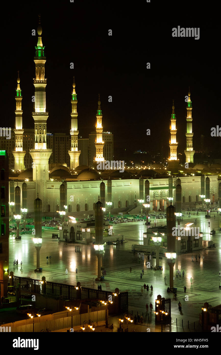 Vista notturna della bella Al-Masjid un-Nabawī moschea al centro della città santa di Medinah, Arabia Saudita Foto Stock