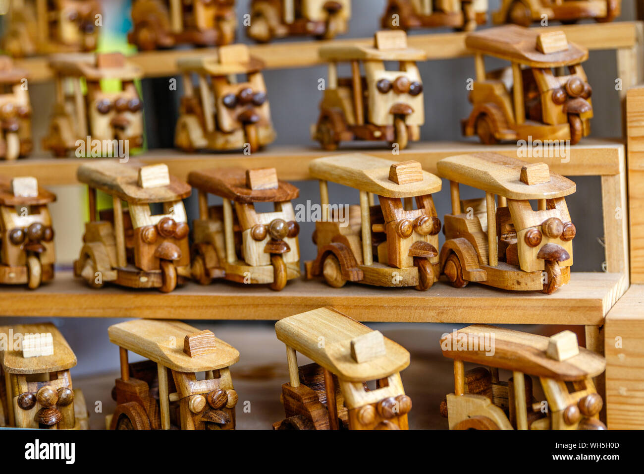 Souvenir in legno di tuk-tuk, tailandese tradizionale auto rickshaw. Thailandia. Foto Stock