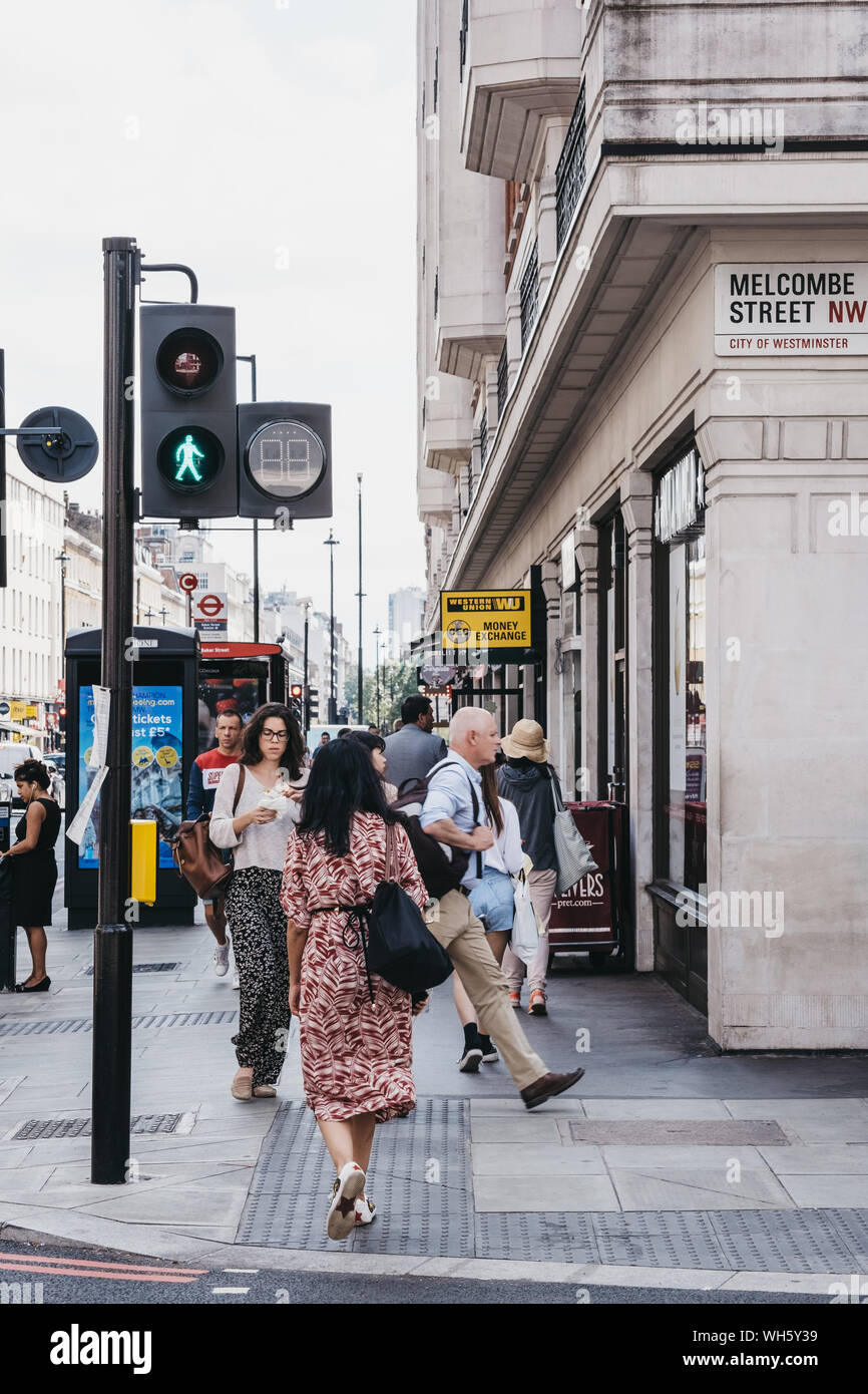 London, Regno Unito - 18 Luglio 2019: la gente a camminare su una strada in Marylebone, un elegante zona residenziale di Londra famosa per Baker Street e il Museo delle cere di Madame Tussauds wa Foto Stock