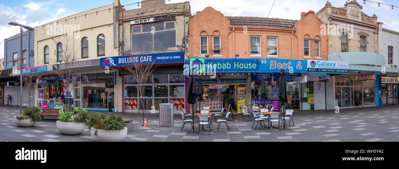 Edifici storici di alcuni Edwardian e di epoca vittoriana negozi con residences oltre. Footscray è un interno-sobborgo occidentale di Melbourne. VIC Australia Foto Stock