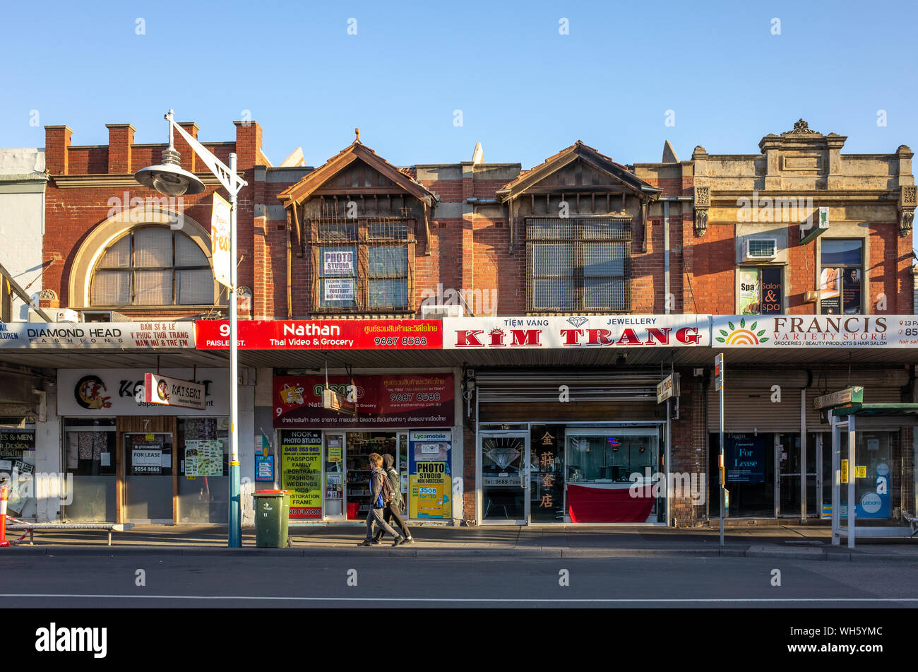 Alcuni piccoli negozi locali lungo la strada in Footscray. Footscray è un interno-sobborgo occidentale di Melbourne. Melbourne, VIC/Australia Foto Stock