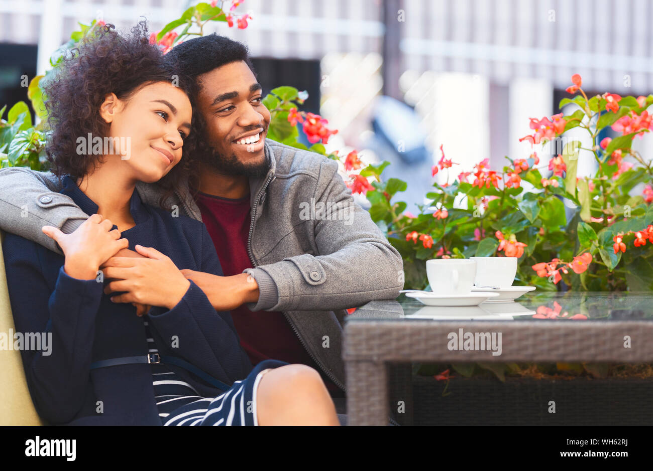 Bella coppia afro di trascorrere del tempo insieme a terrazza Foto Stock
