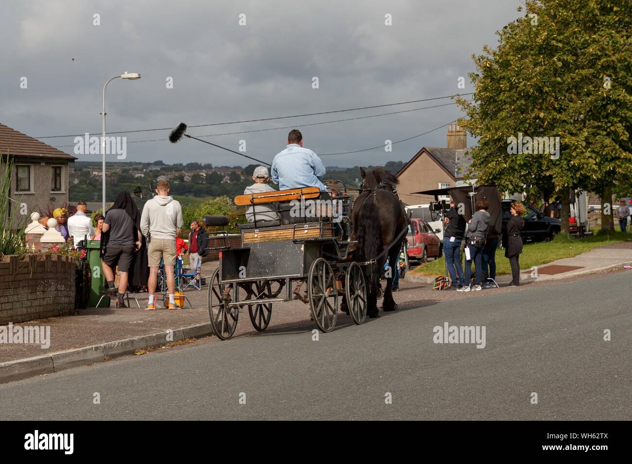 Cork, in Irlanda, 2 settembre 2019. I giovani coinvolti in reati di riprese in Cork City. Il cast e la troupe di giovani delinquenti erano fuori ancora oggi, l'equipaggio ha iniziato le riprese in Biancospino Mews, Dublino Hill questa mattina con un cavallo e un carrello come pure un HUMMER limousine parcheggiata vicino. La scena filmata come parte della serie successiva del popolare show televisivo che si basa e girato in tutta la città di Cork. Credito: Damian Coleman/Alamy Live News Foto Stock