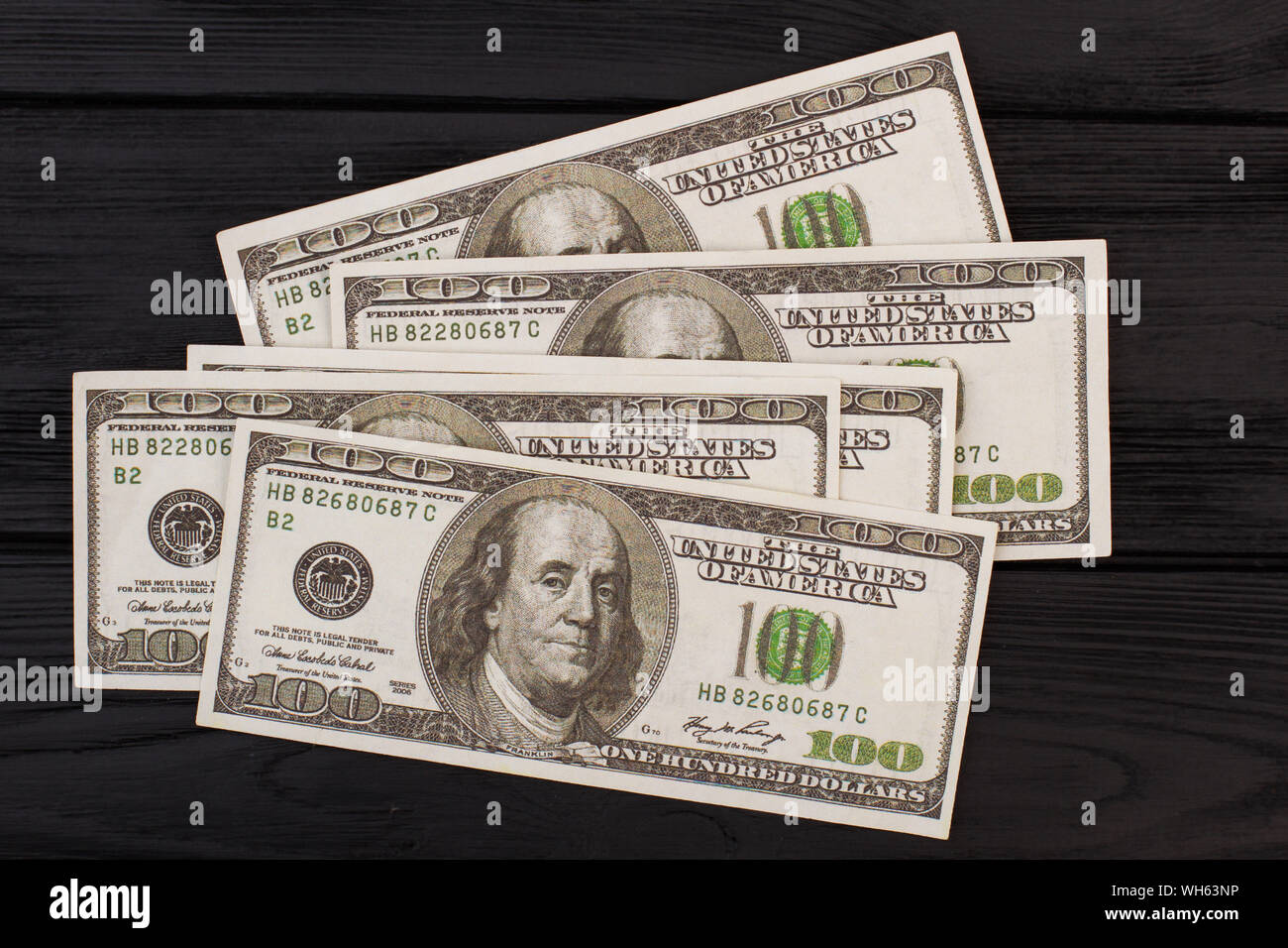 Quattrocento dollari americani su sfondo scuro. Foto Stock