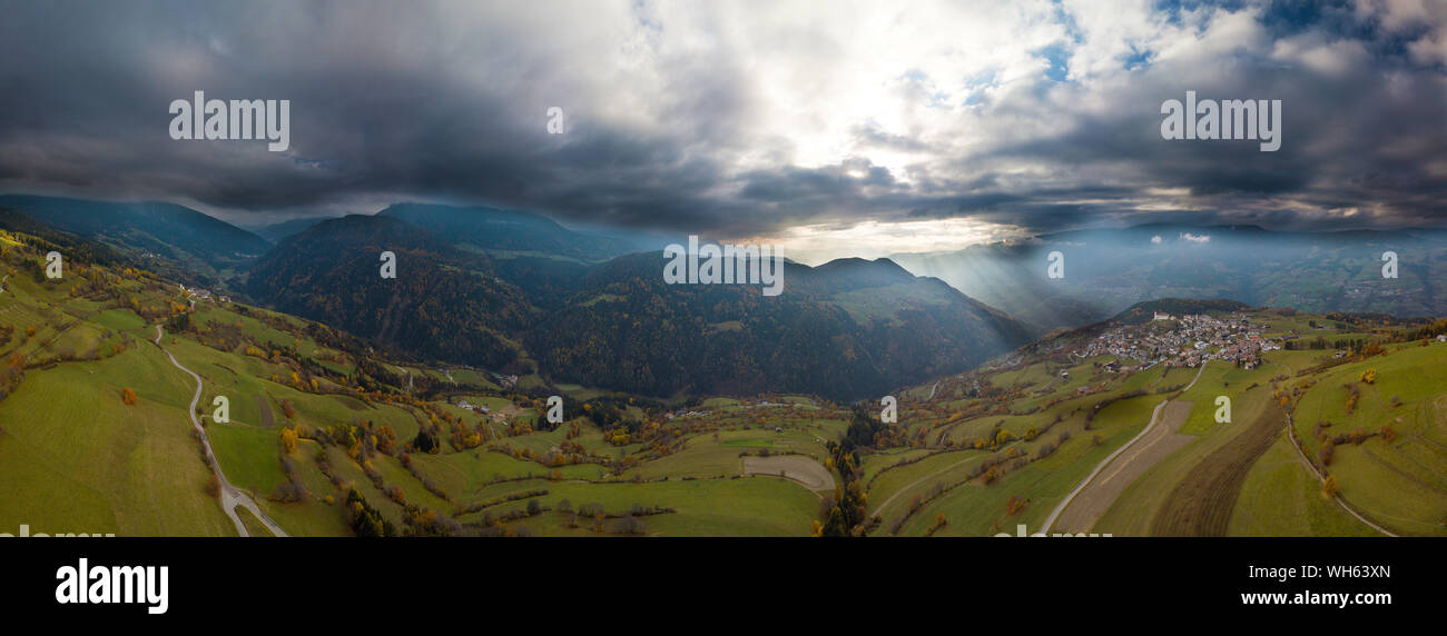 Veduta aerea della valle alpina. Foto Stock