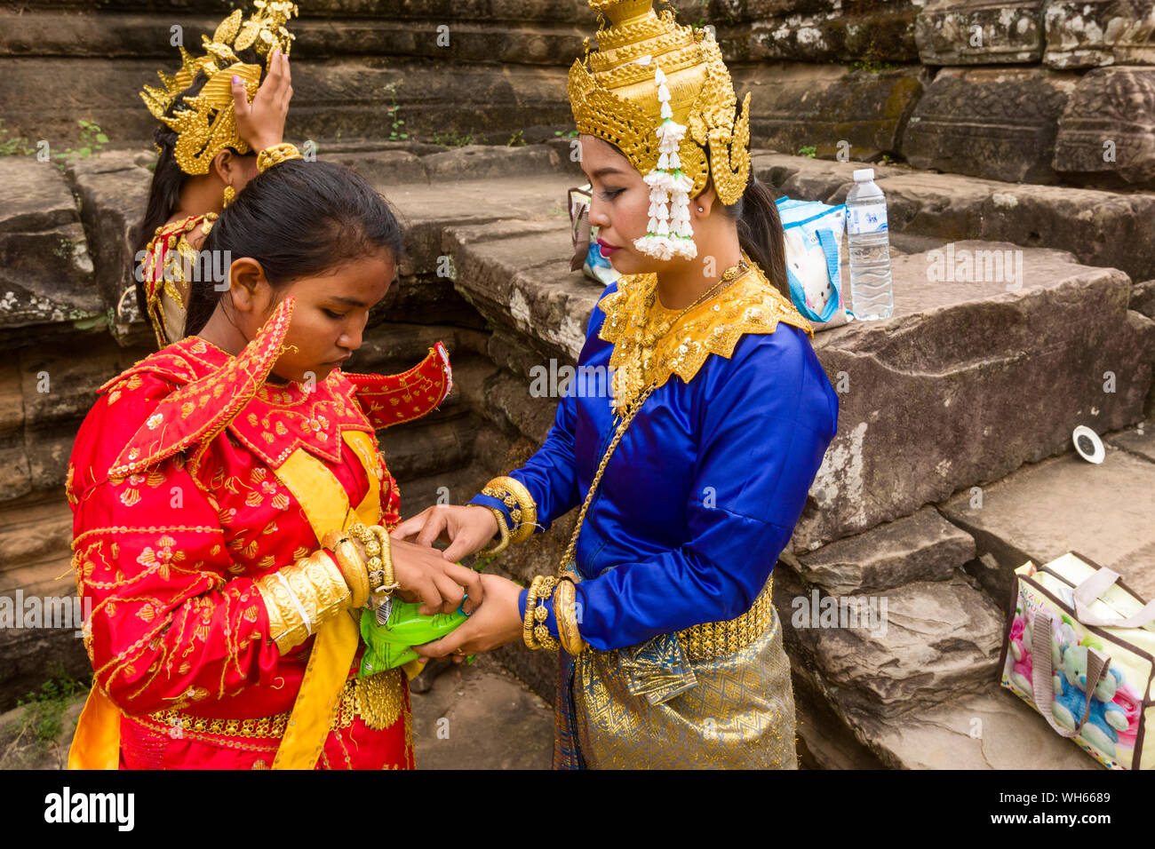 Apsara ballerini preparando a svolgere delle danze tradizionali in un cortile del tempio Bayon in Siem Reap, Cambogia Foto Stock