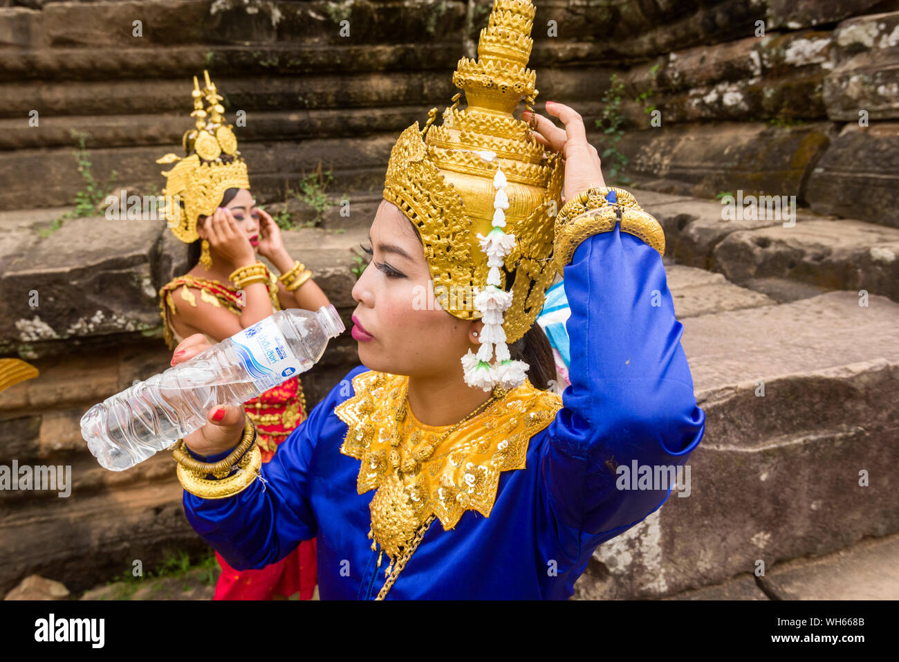 Apsara ballerini preparando a svolgere delle danze tradizionali in un cortile del tempio Bayon in Siem Reap, Cambogia Foto Stock