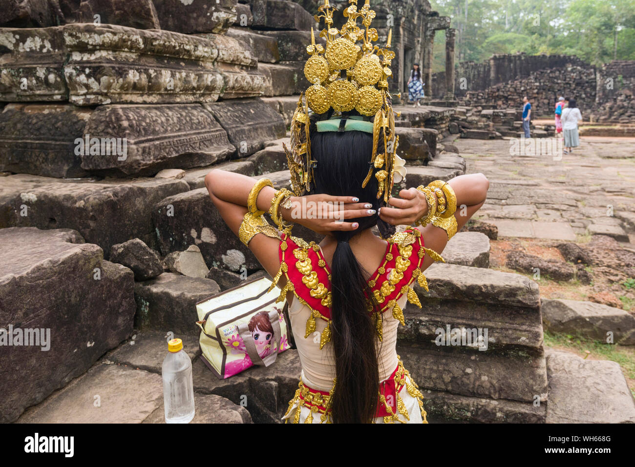 Apsara ballerini preparando a svolgere delle danze tradizionali in un cortile del tempio Bayon in Siem Reap, Cambogia Foto Stock