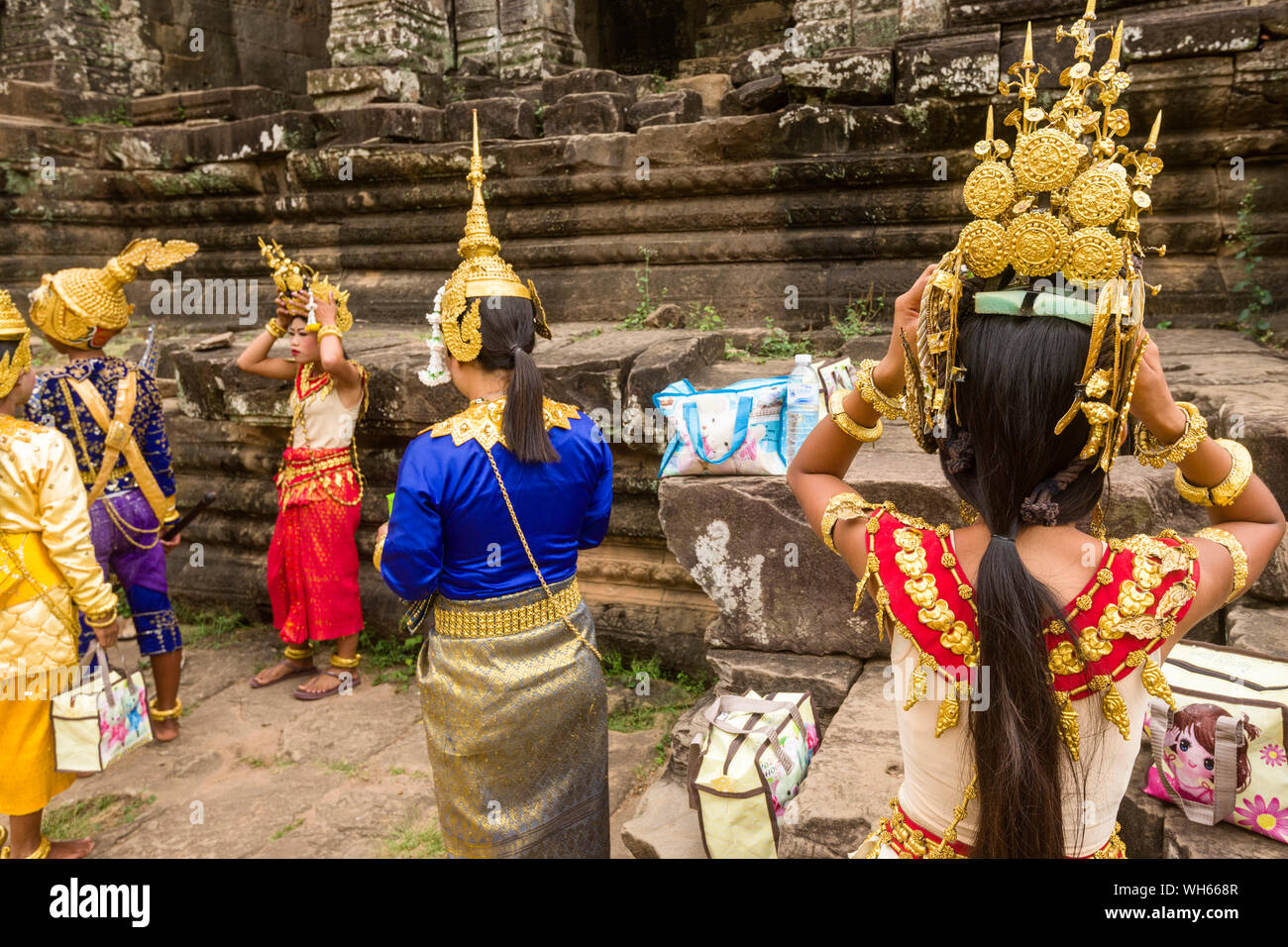 Apsara ballerini preparando a svolgere delle danze tradizionali in un cortile del tempio Bayon in Siem Reap, Cambogia Foto Stock